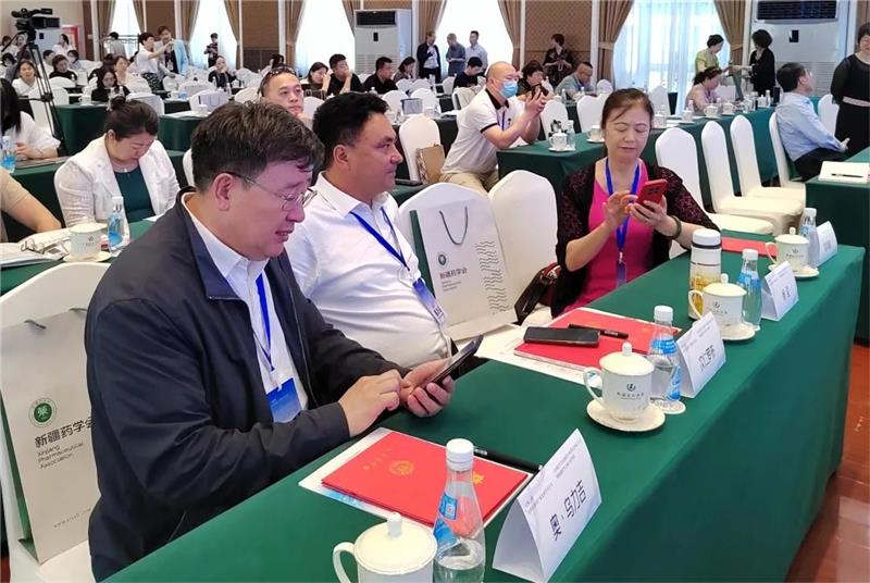  奥•乌力吉院长随团参加丝绸之路中药民族药产业发展学术会议、中国药学会民族药专业委员会成立大会暨新疆自治区药学会成立60周年大会